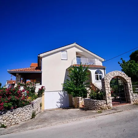 Lucija Biograd Na Moru
